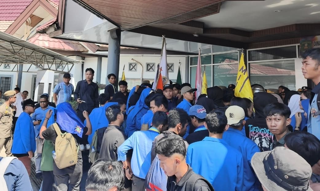 Demo depan Kantor Disdikbud Kutim