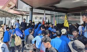 Demo depan Kantor Disdikbud Kutim