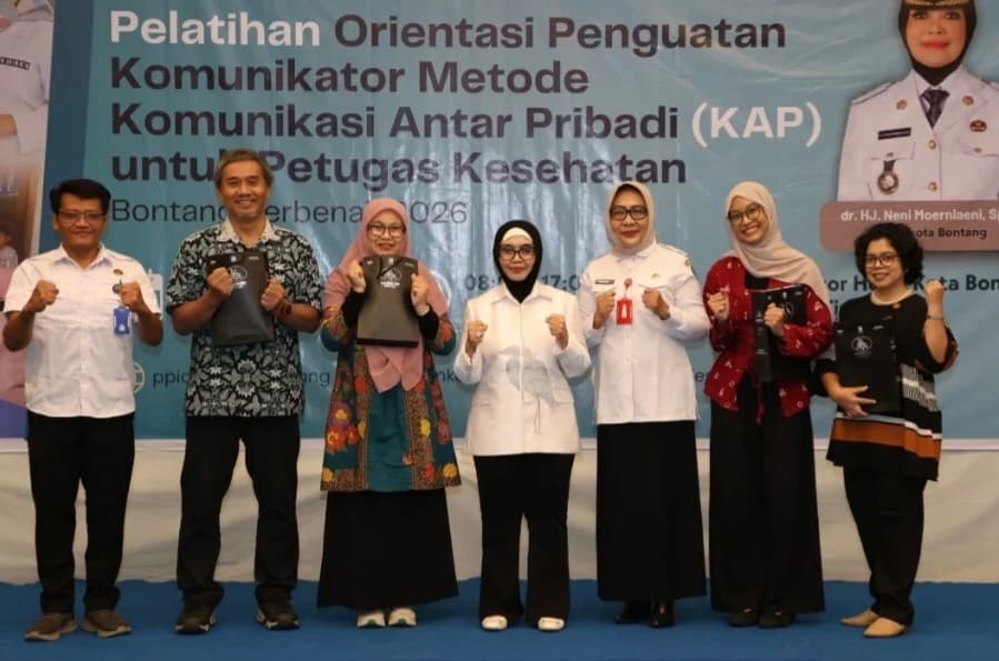 Neni Moerniaeni dan Pejabat Dinas Kesehatan Bontang