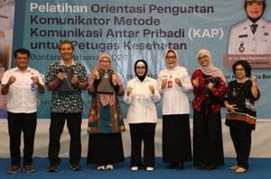 Neni Moerniaeni dan Pejabat Dinas Kesehatan Bontang