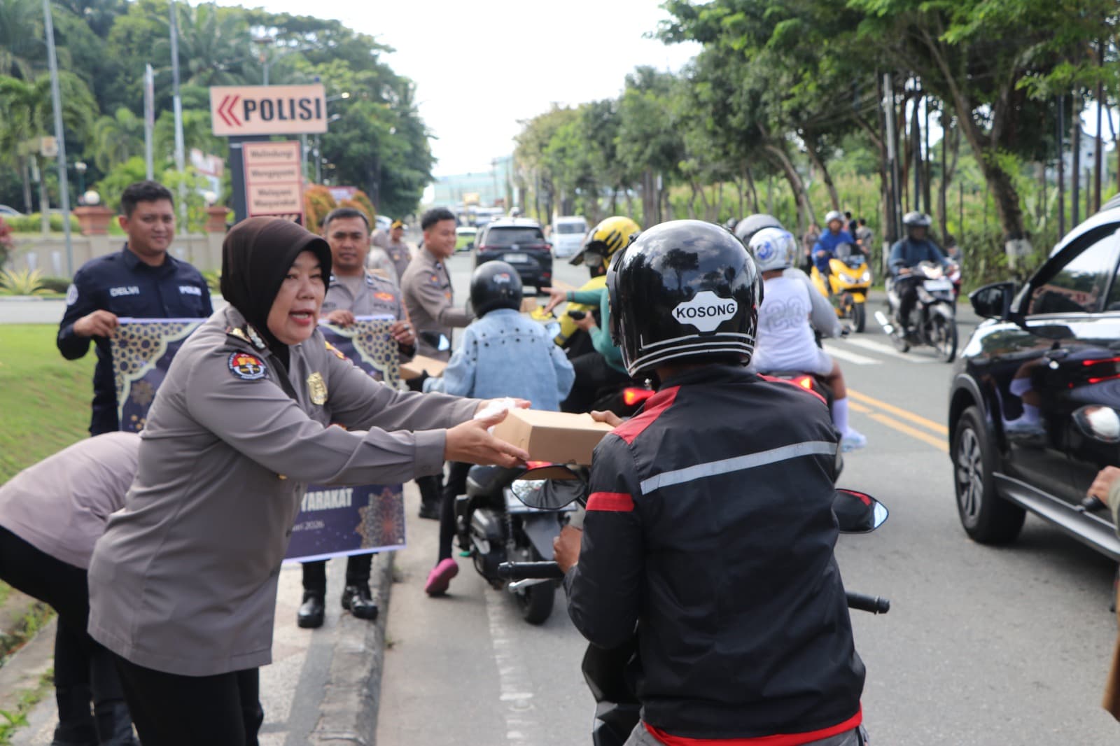 Polda Kaltim bagi takjil
