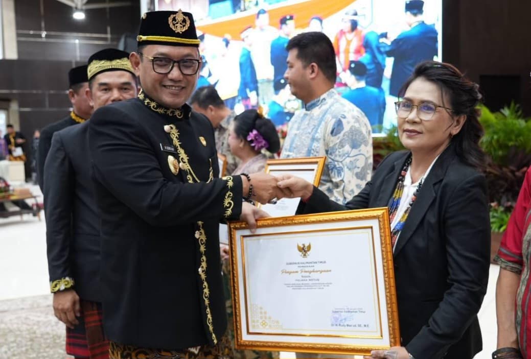 Yuliana Wetuq penerima penghargaan Berjasa Bidang Lingkungan Hidup oleh Pemprov Kaltim