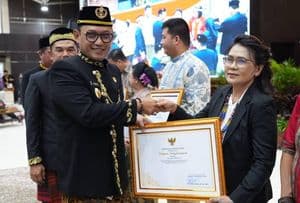 Yuliana Wetuq penerima penghargaan Berjasa Bidang Lingkungan Hidup oleh Pemprov Kaltim