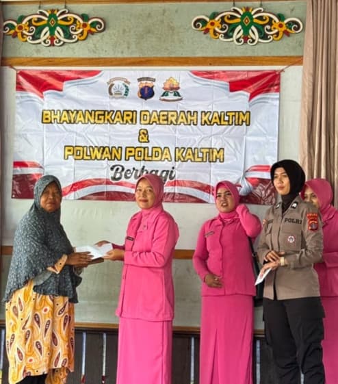 Polwan Polda Kaltim berbagi